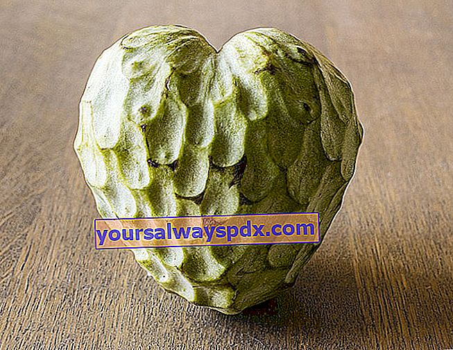 Der Puddingapfel oder Cherimoya, tropische Frucht in Form eines Herzens